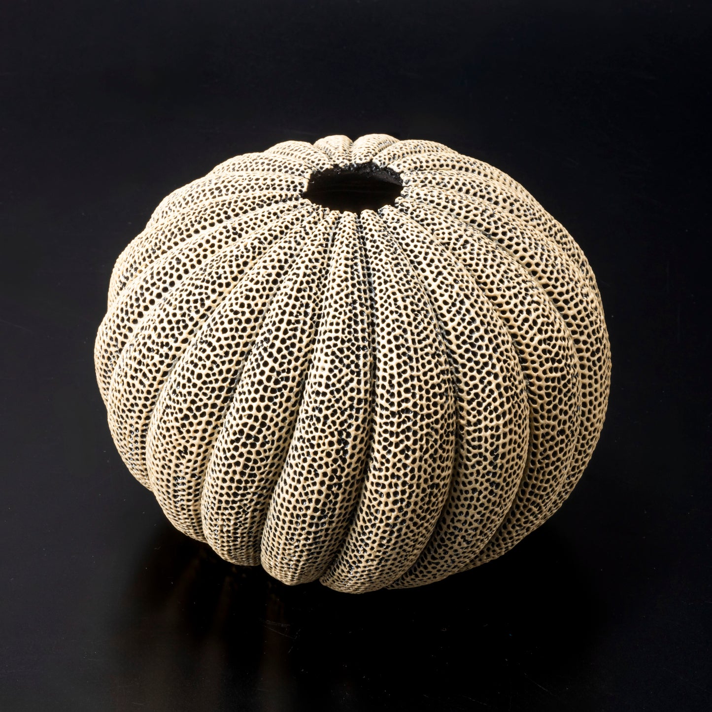 "Tenkokumon" vessel [Spherical chrysanthemum design/flower vase]