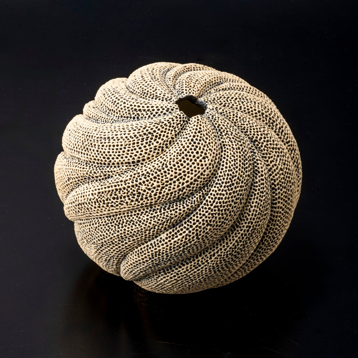 "Tenkokumon" vessel [Spherical random chrysanthemum design/flower vase]